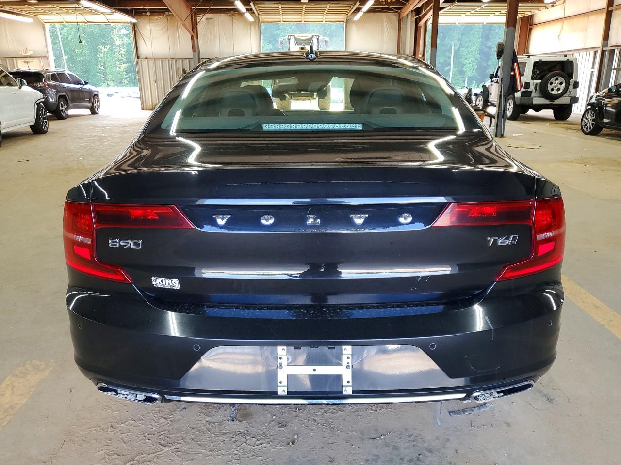 2017 VOLVO S90