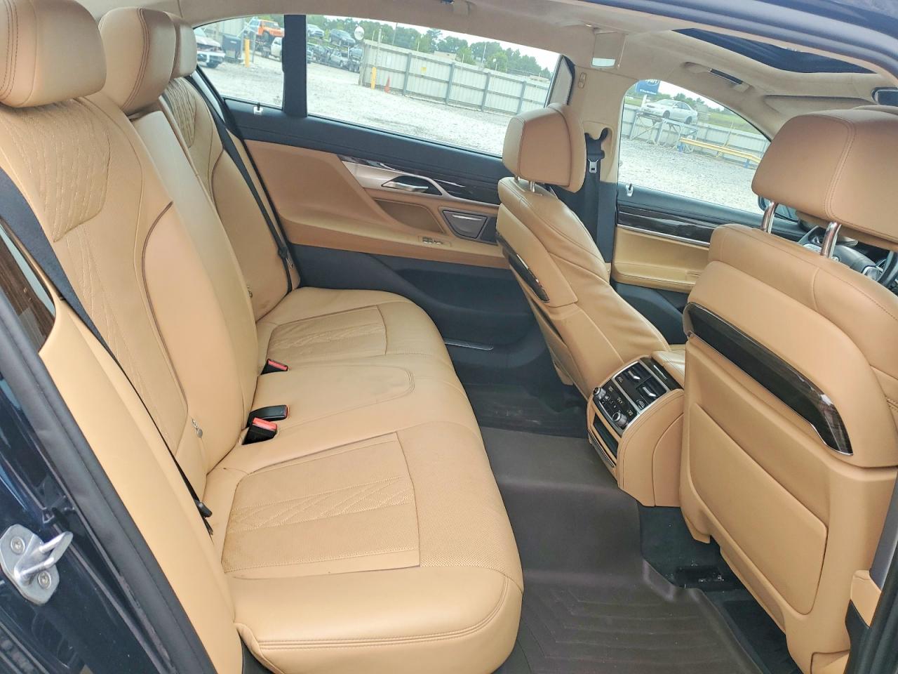 2016 BMW 750