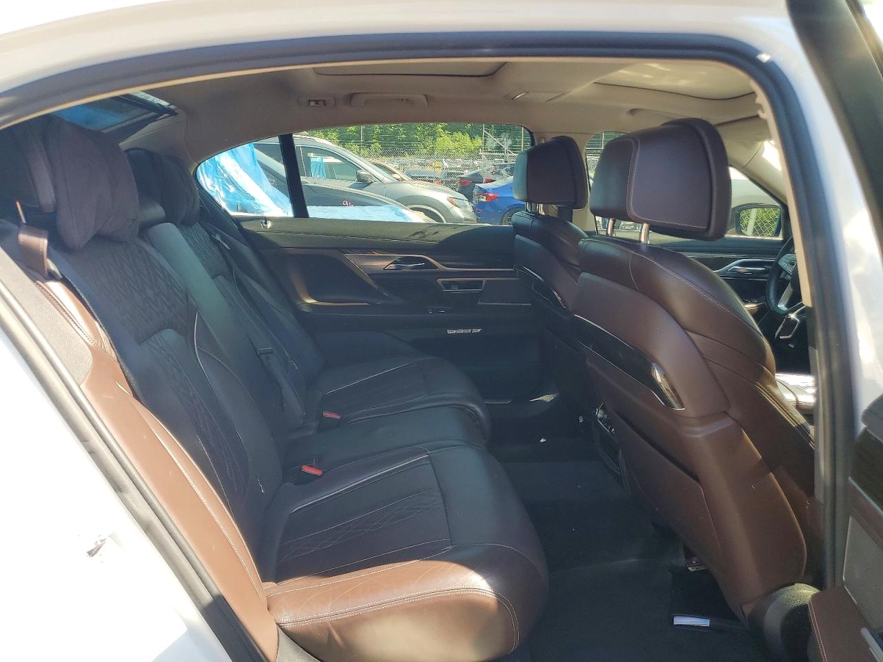 2016 BMW 750