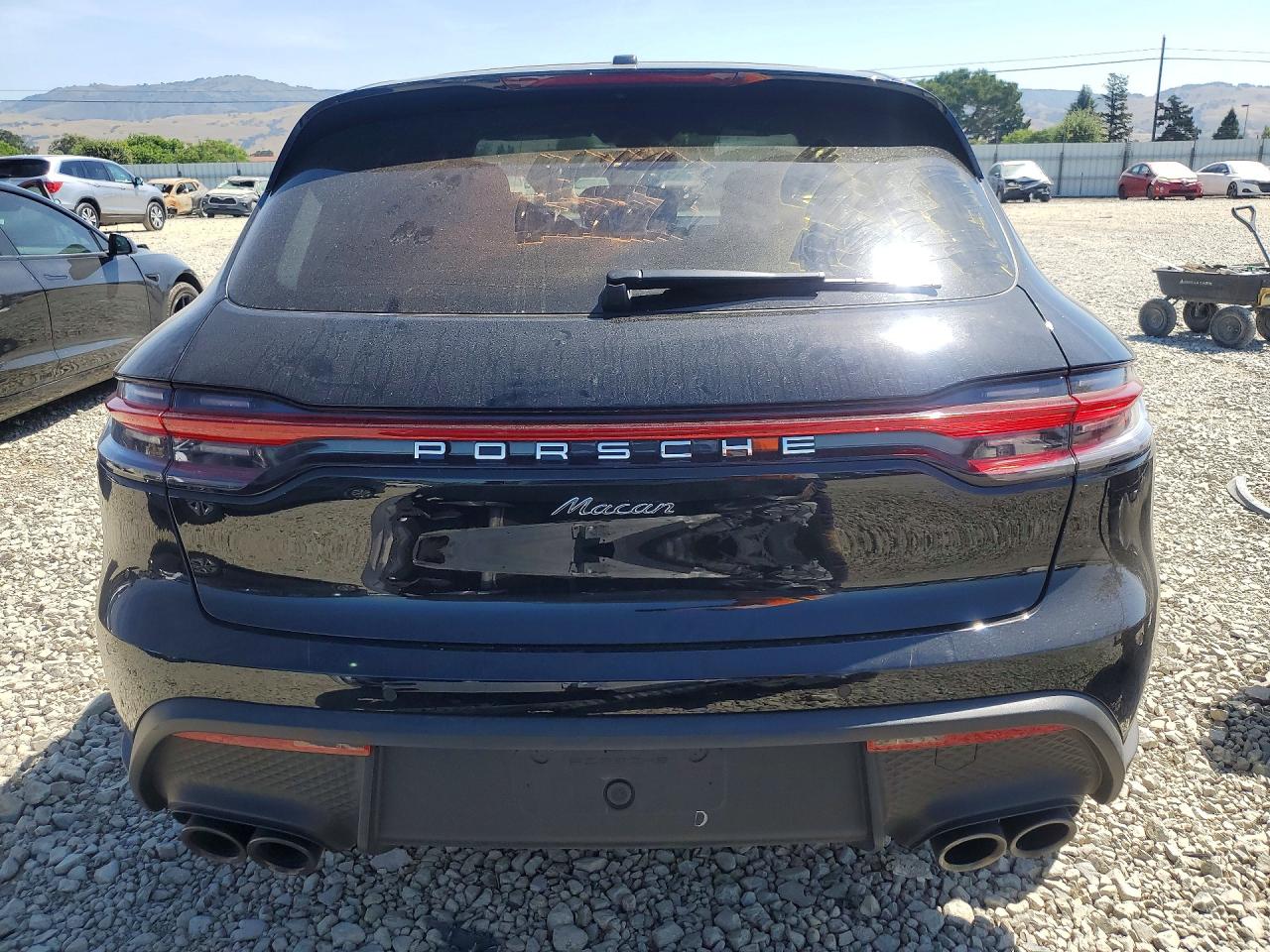 2025 PORSCHE MACAN