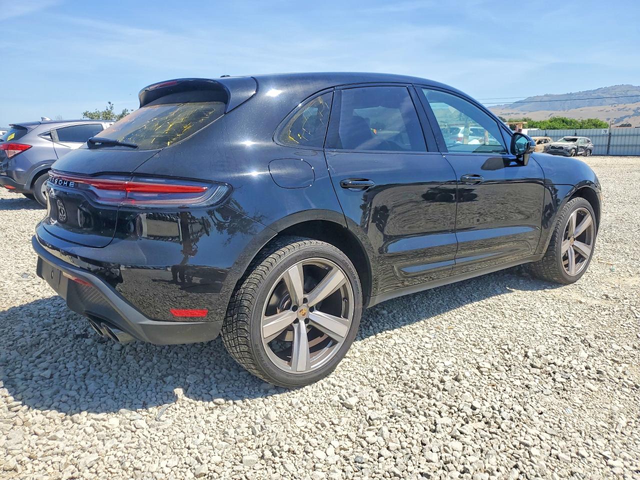 2025 PORSCHE MACAN