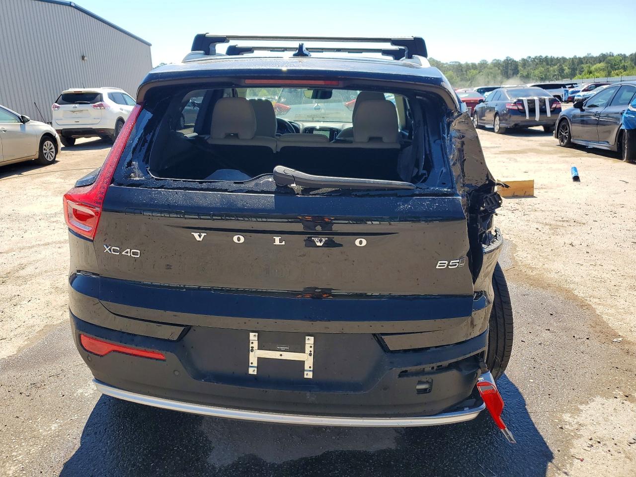 2025 VOLVO XC40