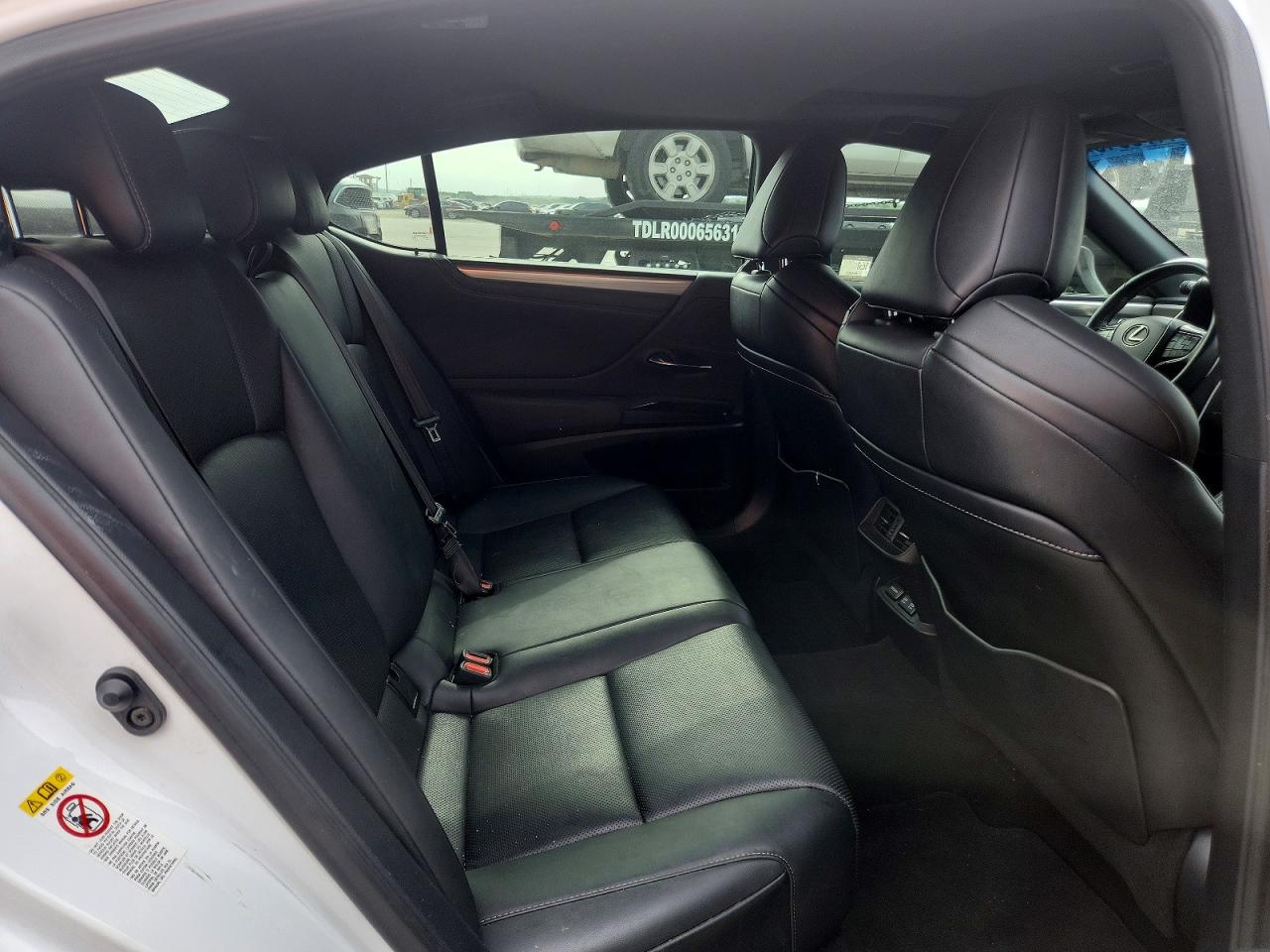2019 LEXUS ES