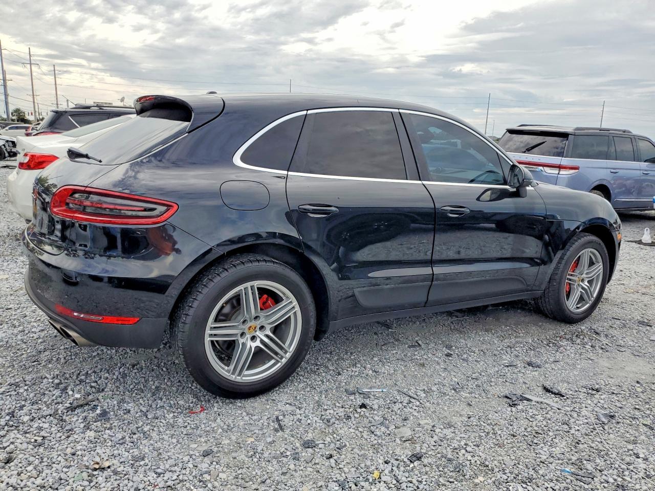 2015 PORSCHE MACAN — ?