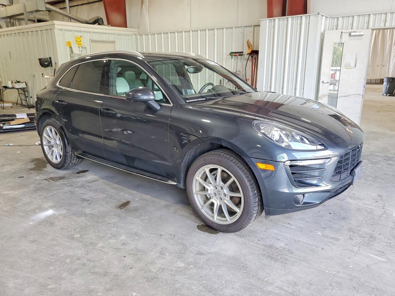 2017 PORSCHE MACAN — ?