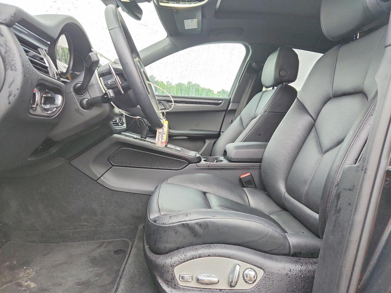 2025 PORSCHE MACAN — ?